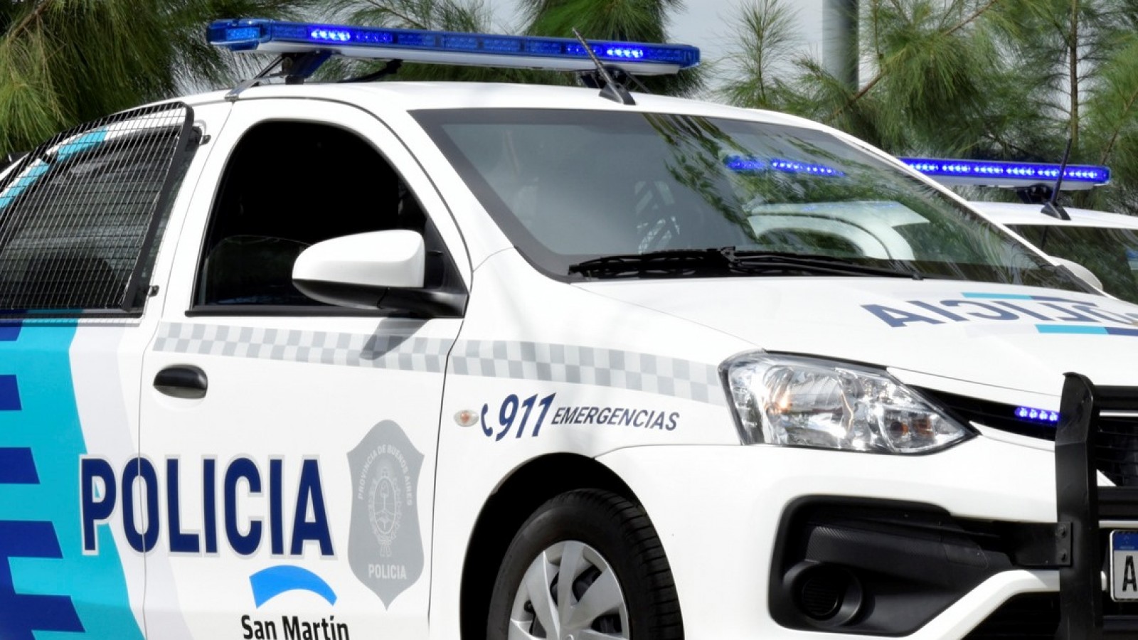 Villa Ballester: Detienen a un hombre que amenazó a sus vecinos con un arma y tenía una ametralladora y drogas en su casa